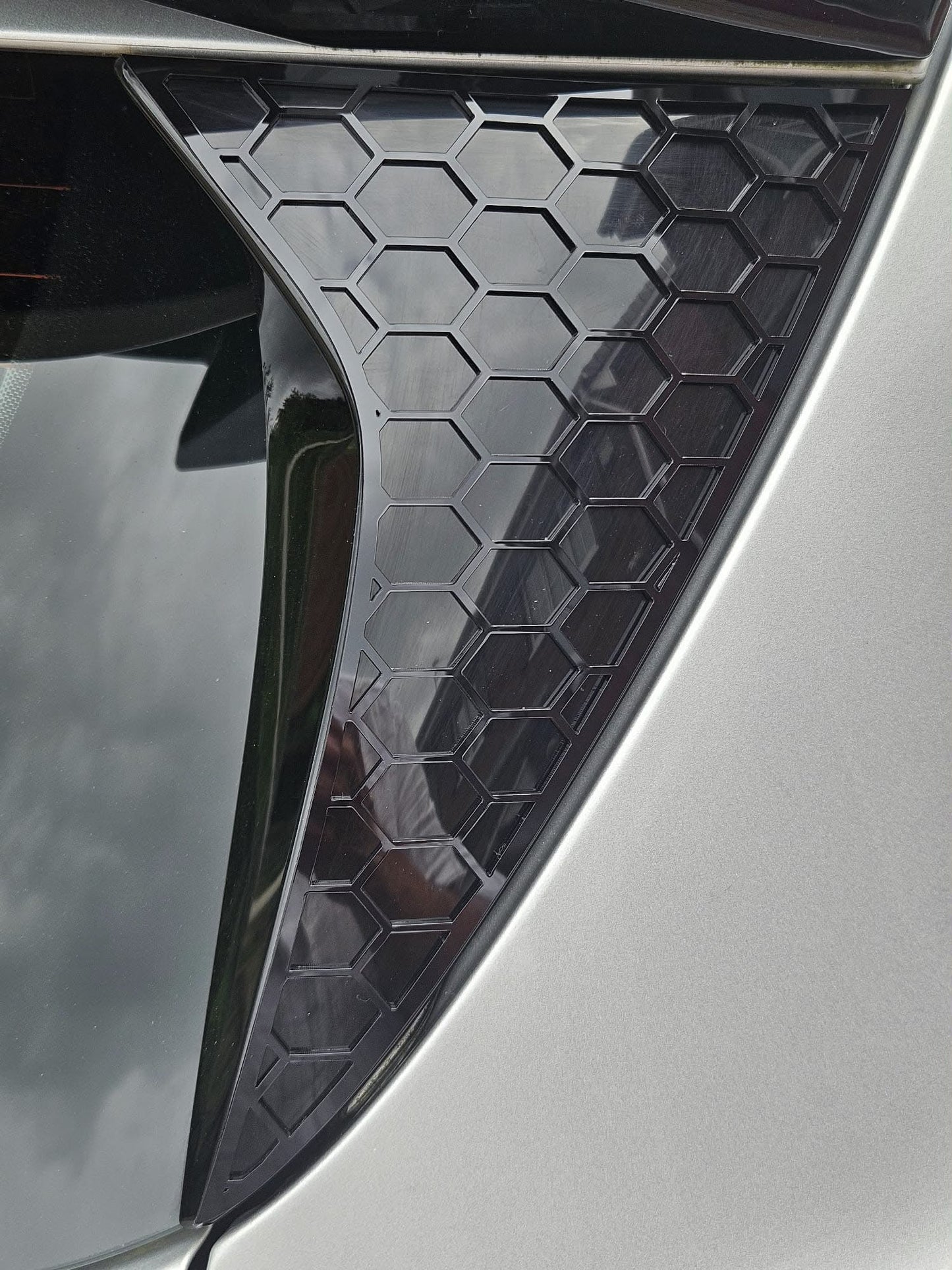 Ford Focus MK4 & MK4.5 (All Models) Rear Window Side Cover (Hex Design) - Hatchback Only