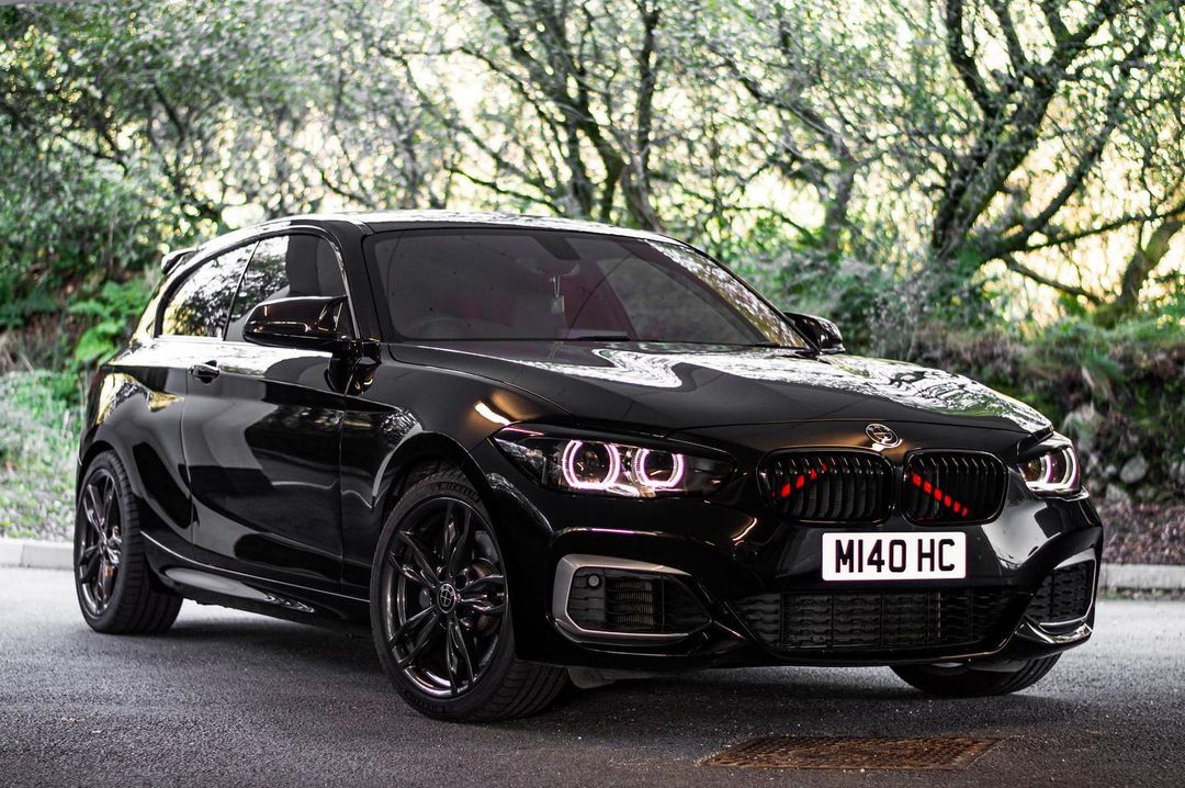 BMW Black Roundel Overlay Kit – Piano Gloss Black Badge/Emblem Logo Covers Decals (Bonnet, Boot, Steering Wheel, Wheel Centre Caps) Vinyl Blackout Roundel Delete De‑Blue Stickers Skin – Made in UK