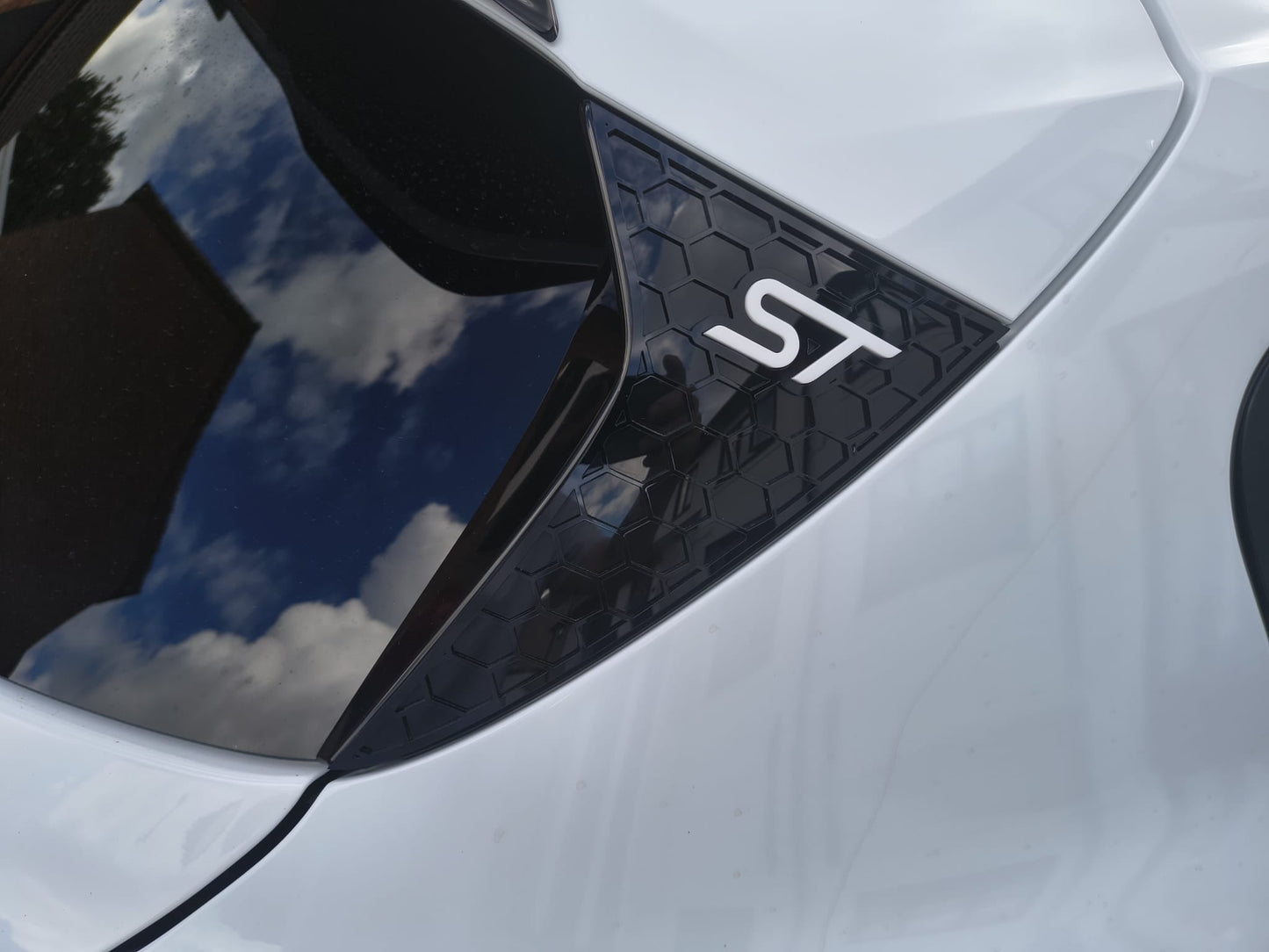 Ford Focus MK4 & MK4.5 (All Models) Rear Window Side Cover (Hex Design) - Hatchback Only