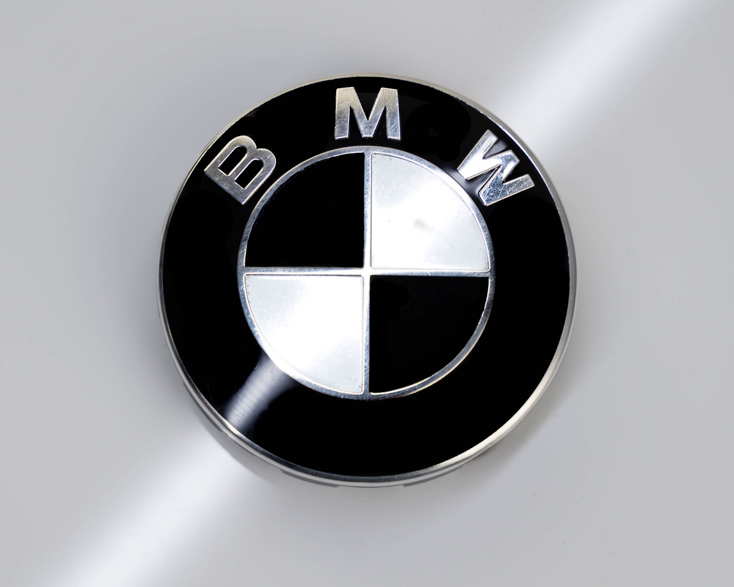 BMW Roundel Overlay Skins Kit – Gloss Piano Black & White Badge Emblem Stickers | Bonnet, Boot, Steering Wheel & Wheel Centre Cap Decals | Roundel Logo Covers Wrap | Monochrome Vinyl, Air‑Release, Removable | UK Made