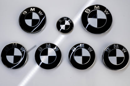 BMW Roundel Overlay Skins Kit – Gloss Piano Black & White Badge Emblem Stickers | Bonnet, Boot, Steering Wheel & Wheel Centre Cap Decals | Roundel Logo Covers Wrap | Monochrome Vinyl, Air‑Release, Removable | UK Made