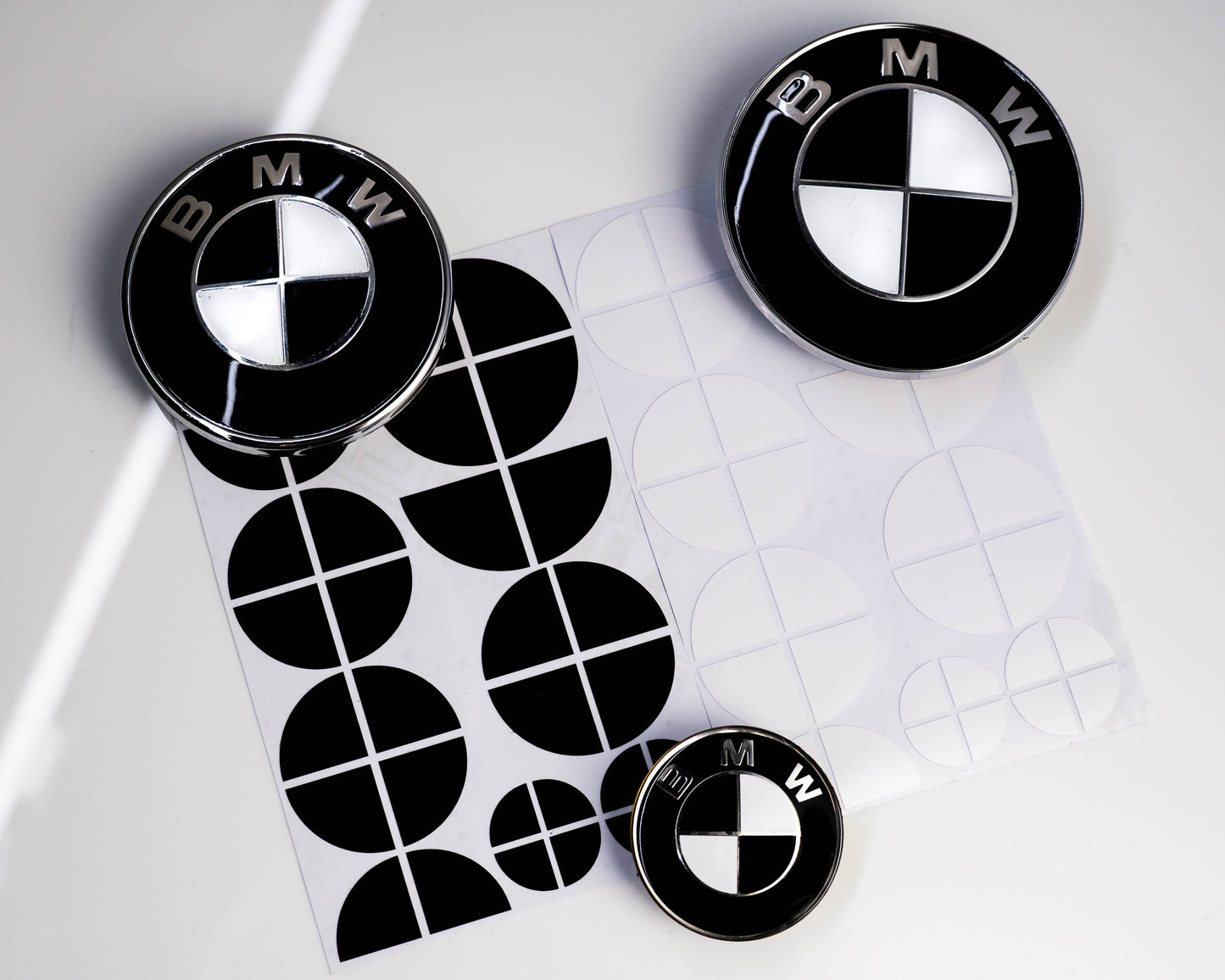 BMW Roundel Overlay Skins Kit – Gloss Piano Black & White Badge Emblem Stickers | Bonnet, Boot, Steering Wheel & Wheel Centre Cap Decals | Roundel Logo Covers Wrap | Monochrome Vinyl, Air‑Release, Removable | UK Made