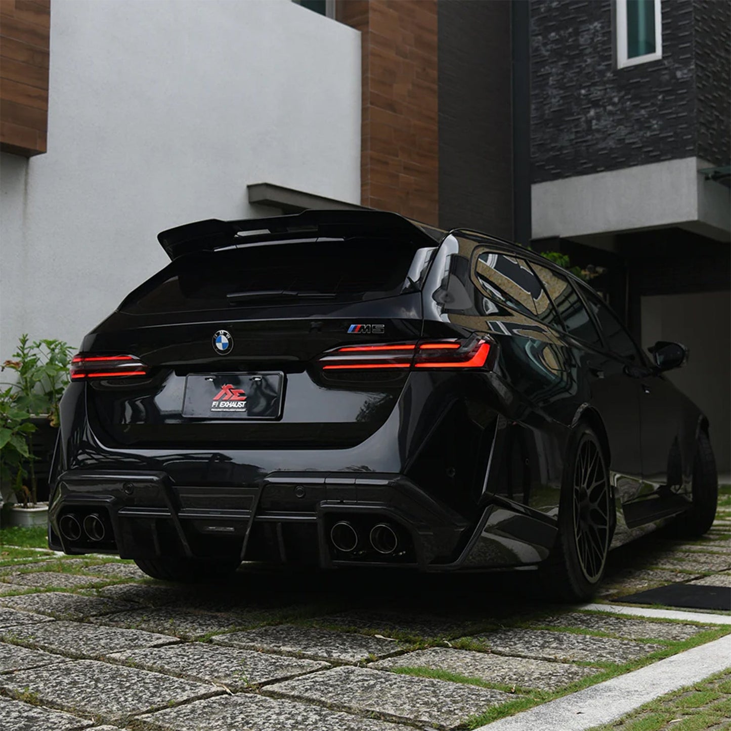 SooQoo BMW G99 M5 Touring Roof Spoiler In Gloss Carbon Fibre