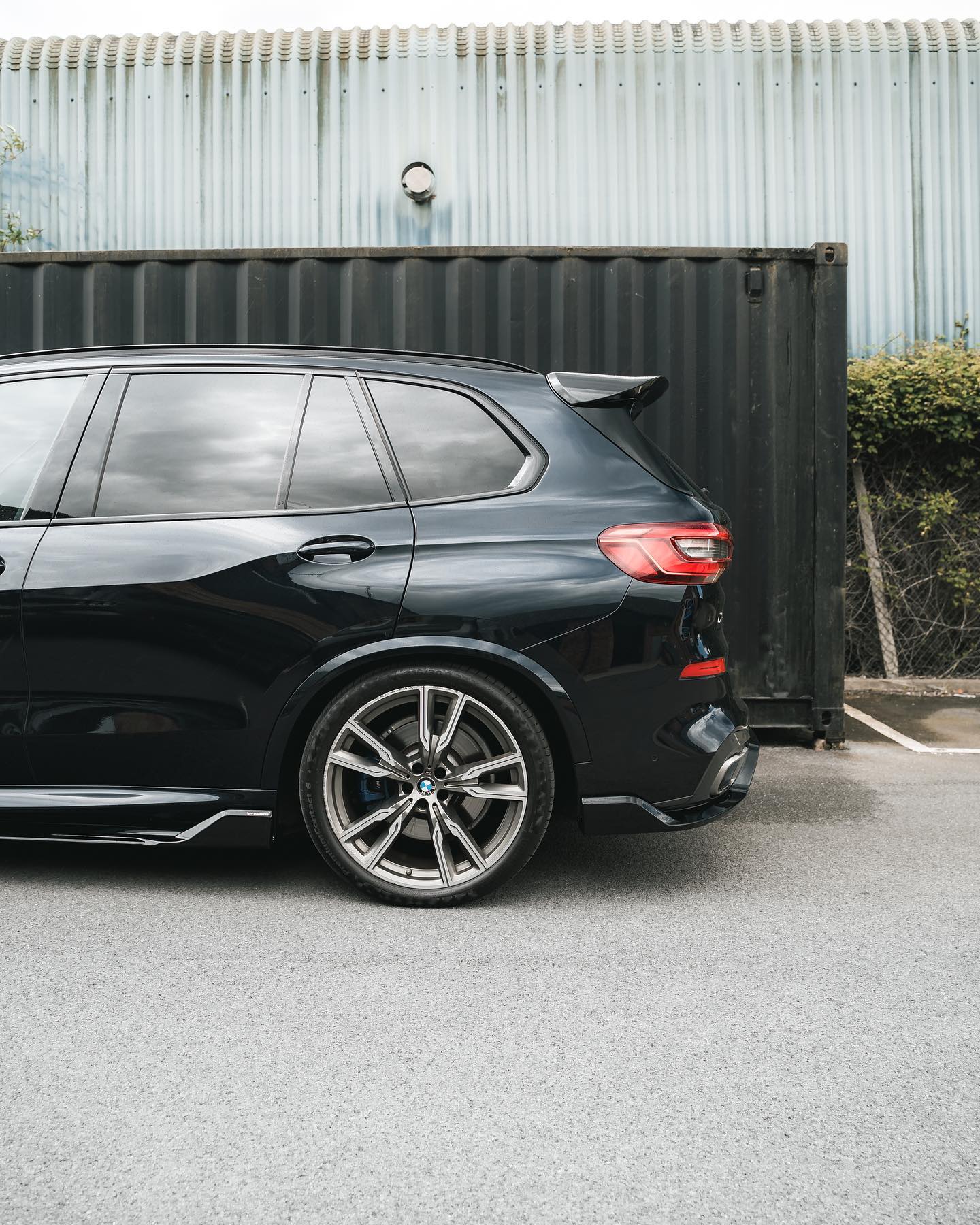 BMW X5 G05 Body Kit Gloss Black ABS - Full Aero Styling Pack 2018+ (Front Splitter/Lip, Side Skirts, Rear Diffuser, Twin Tailgate Spoilers) Black Pack Exterior Upgrade CT Carbon