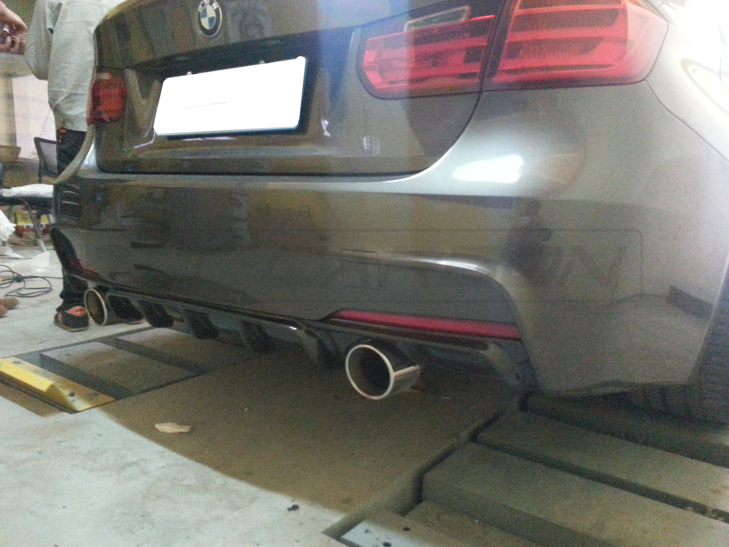 BMW 3 Series F30 F31 Carbon Fibre Rear Diffuser/Valance/Splitter – M Performance MP Style Twin Exit Dual Outlet Dual Exhaust Gloss Real Carbon Lower Bumper Insert (2011–2019 Saloon/Touring, Sedan/Wagon)