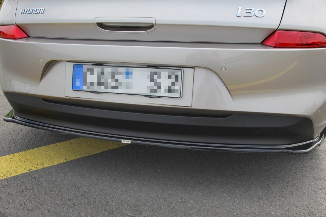Maxton Design - Central Rear Splitter Hyundai I30 Mk3 Hatchback