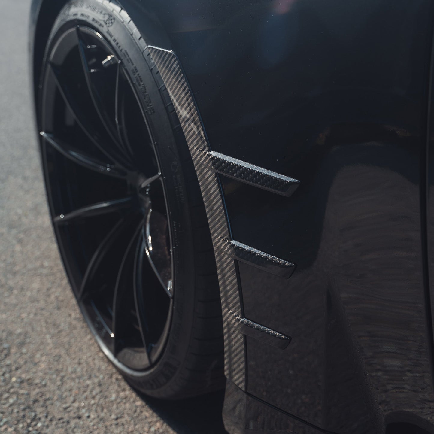 BMW M2 G87 2023+ Carbon Fibre/Fiber Wing Vent Surrounds – Front Side Fender Gill Trim Covers, Air Breather Garnish, Quarter Panel Side Vent Overlays – High Gloss Pre-Preg Carbon Exterior Styling